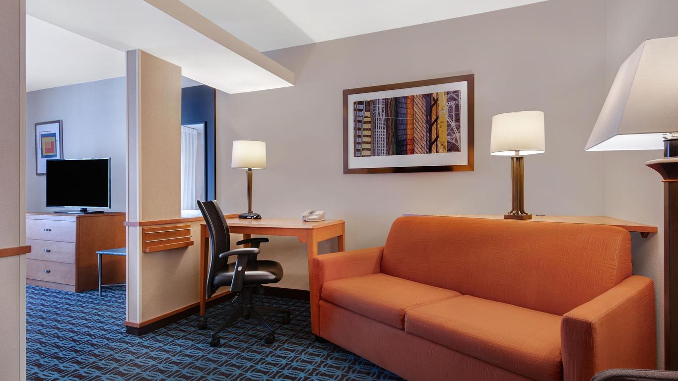 Fairfield Inn & Suites by Marriott Detroit Metro Airport Romulus